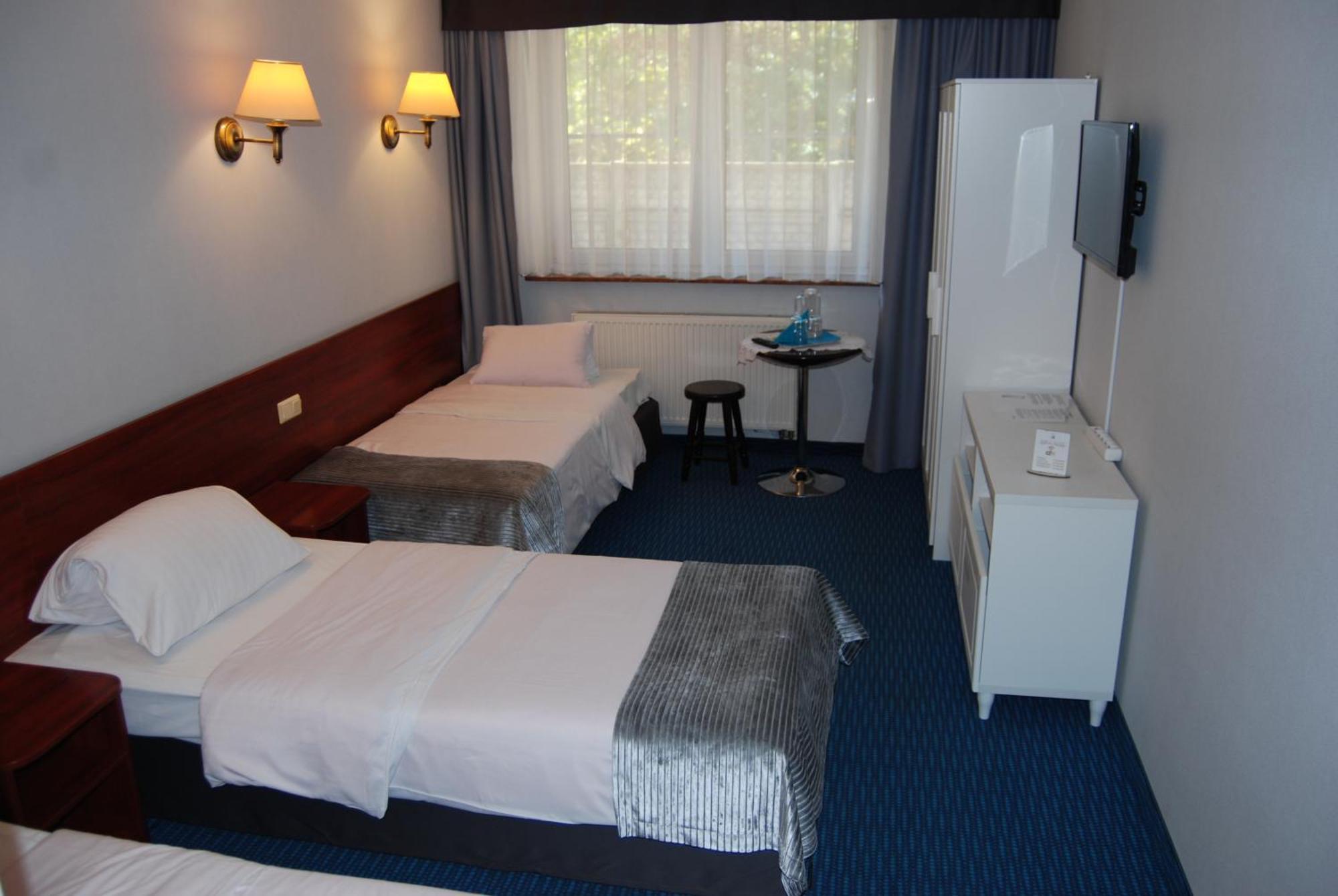 Amigo Hotel Sulejówek Exteriör bild